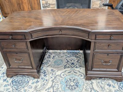 Aspen home Very Nice Wood desk