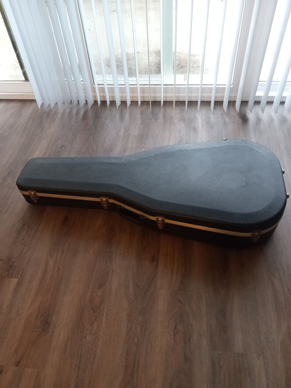 Superb guitar case in excellent condition