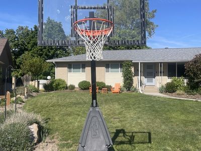 Adjustable basketball stand