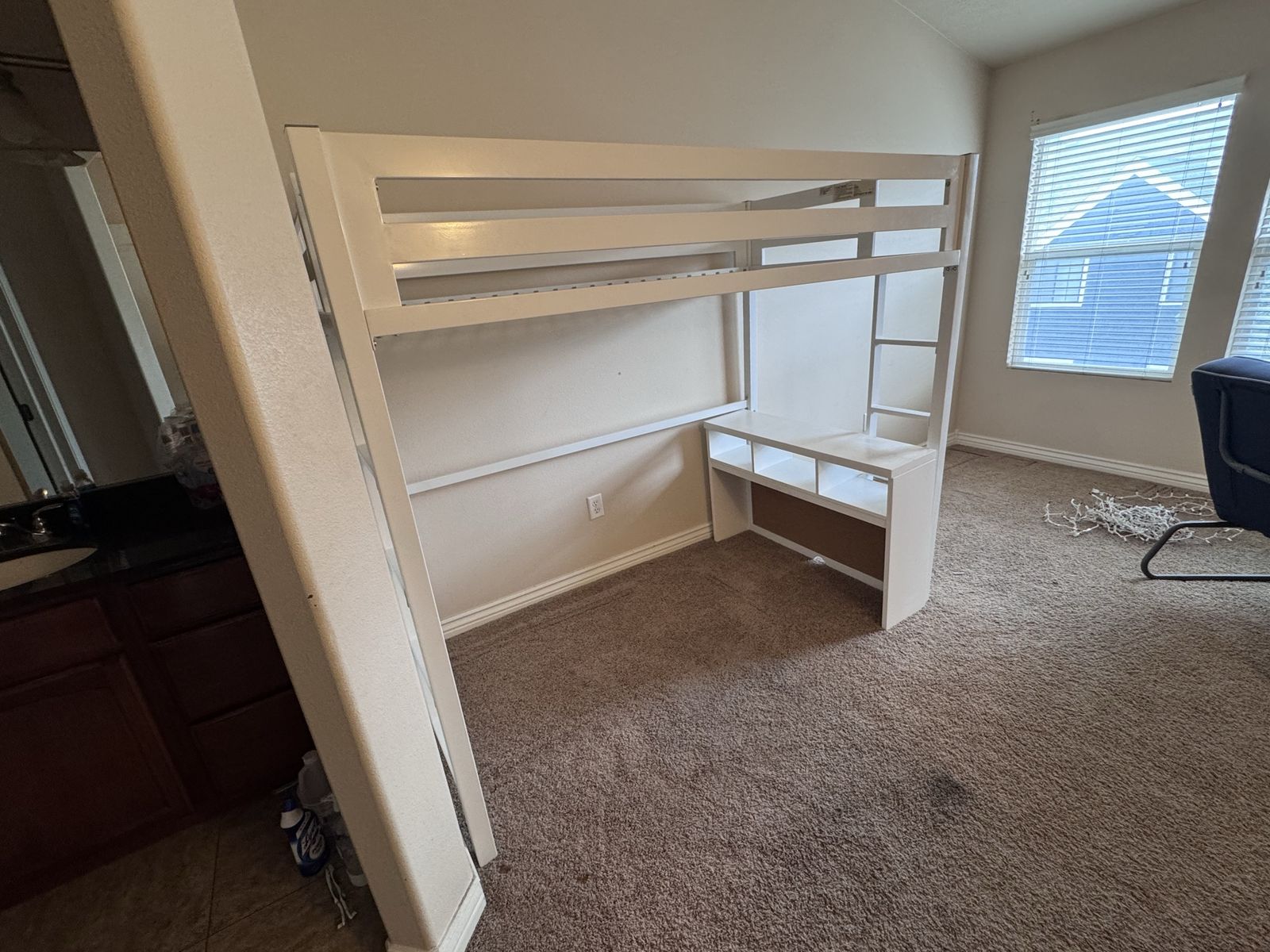 Sturdy loft bed/Entertainment shelf/Chair