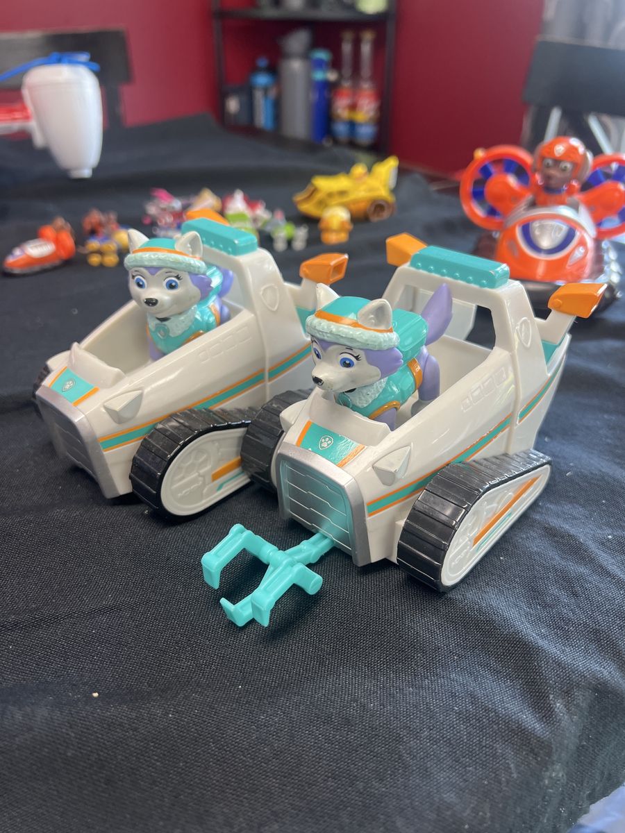 Paw patrol toys including Everest and her rig, priced separately