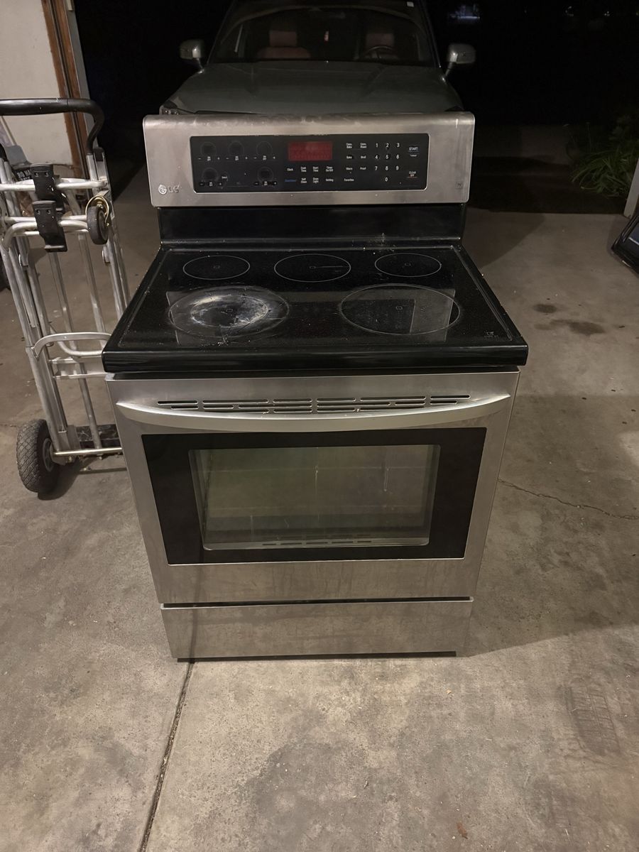 LG LRE3083ST Electric Range - Cracked Glass Cooktop / For Parts or Repair. Still works