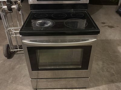 LG LRE3083ST Electric Range - Cracked Glass Cooktop / For Parts or Repair. Still works