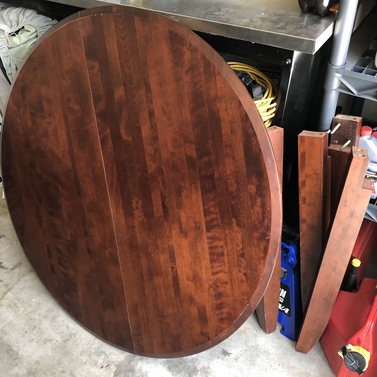 Round brown table w/ beveled glass top