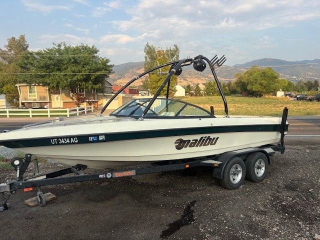 1999 Malibu Sunsetter 21' Ski/Wakboard Boat