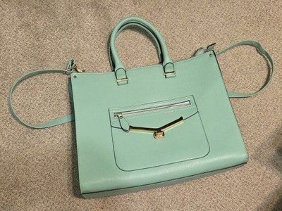 Robin egg blue. Leather Handbag with Shoulder Strap and Gold Hardware. Great temple bag. lightly used.
smoke free/pet free