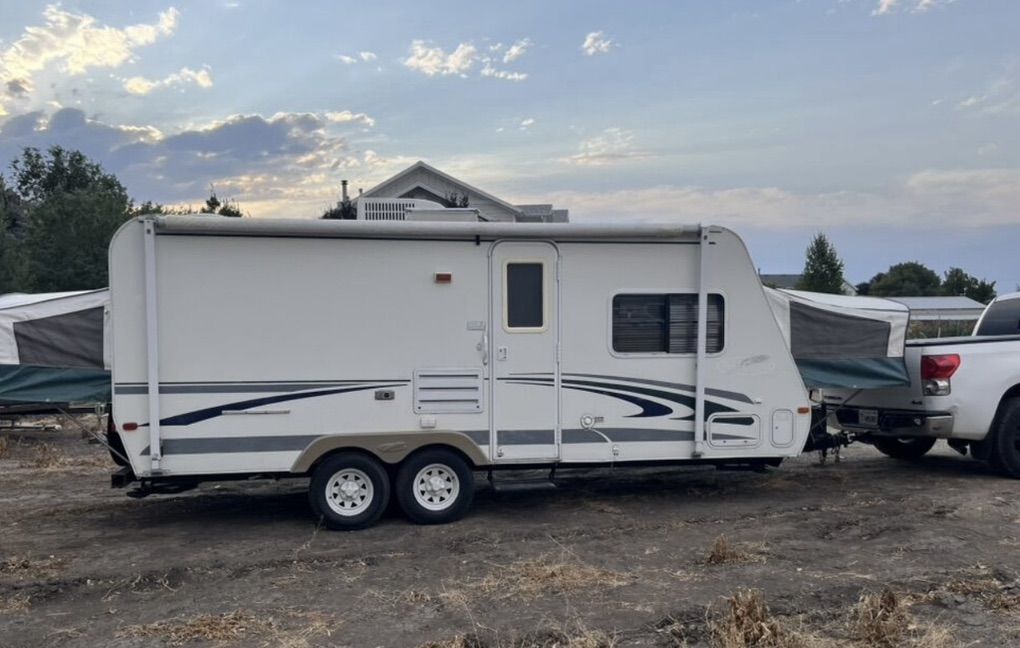 Two Clean Bantam Ultralite HyBrid 19F Sleeps 8