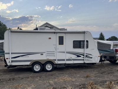 Two Clean Bantam Ultralite HyBrid 19F Sleeps 8