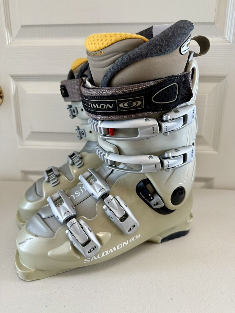 Womens 9 Salomon Evolution 8.0 Ski Boots