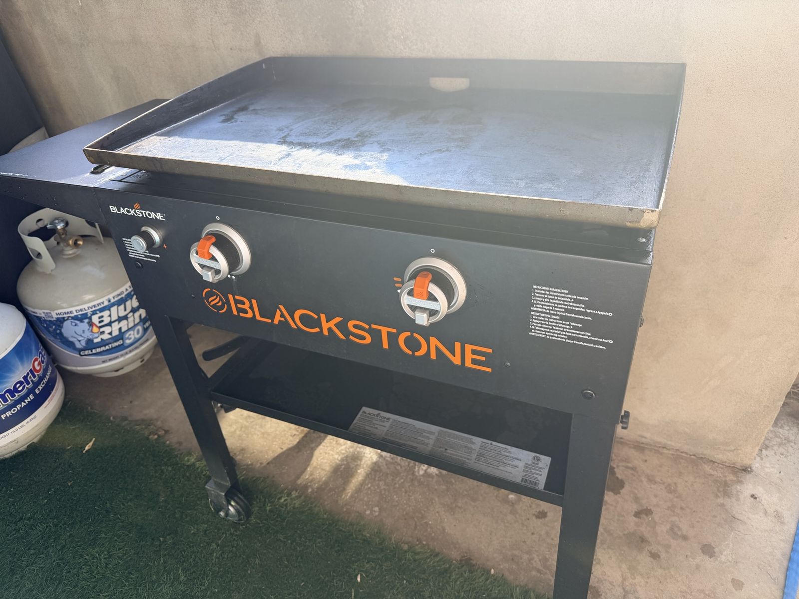 Blackstone 28” 2-Burner Propane Griddle Outdoor Cooking Station with Side Shelves