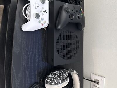 Xbox Series S 1TB + Accessories