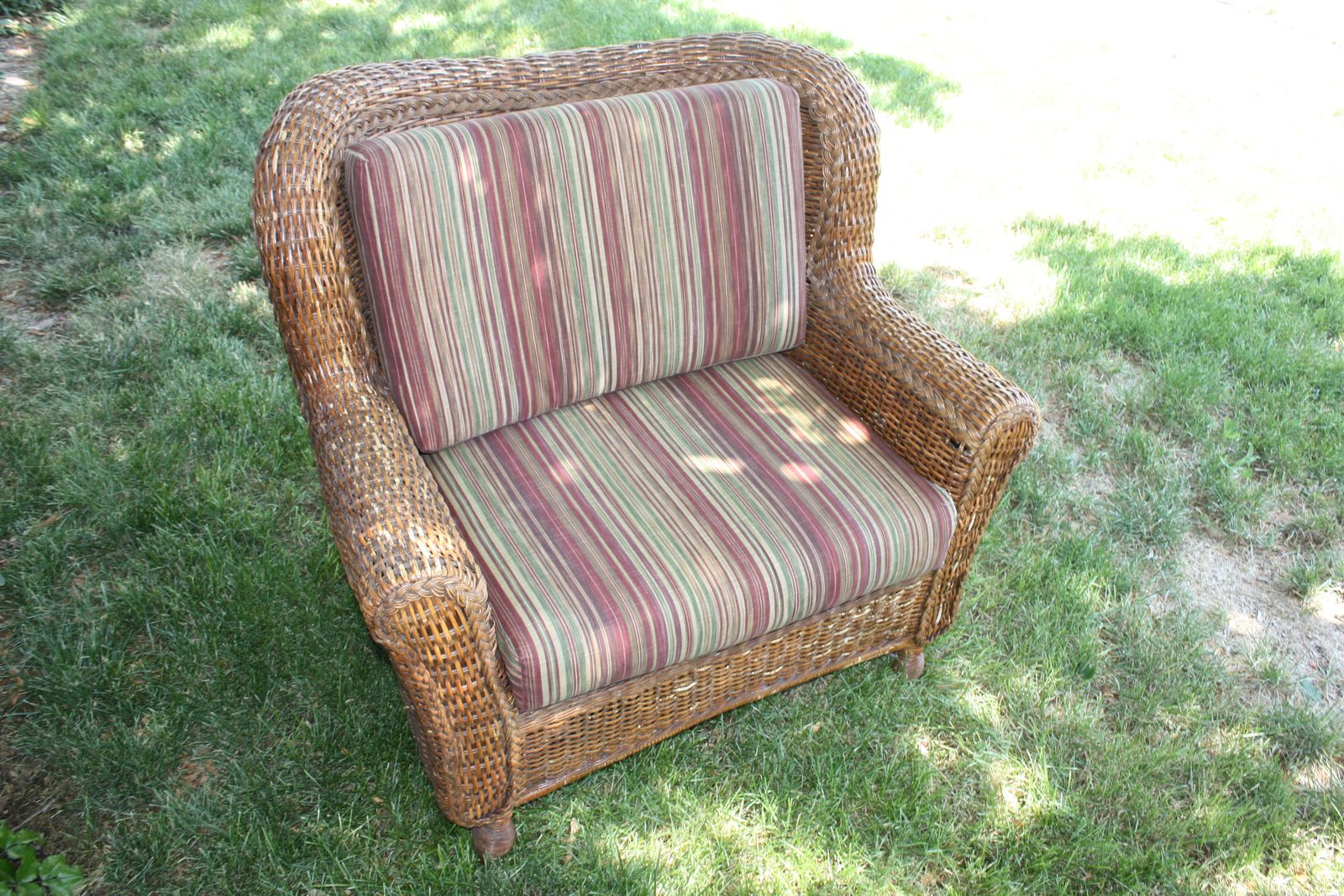 Wicker Armchair with Upholstered Cushions - Comfortable & Stylish Patio/Indoor Seating
