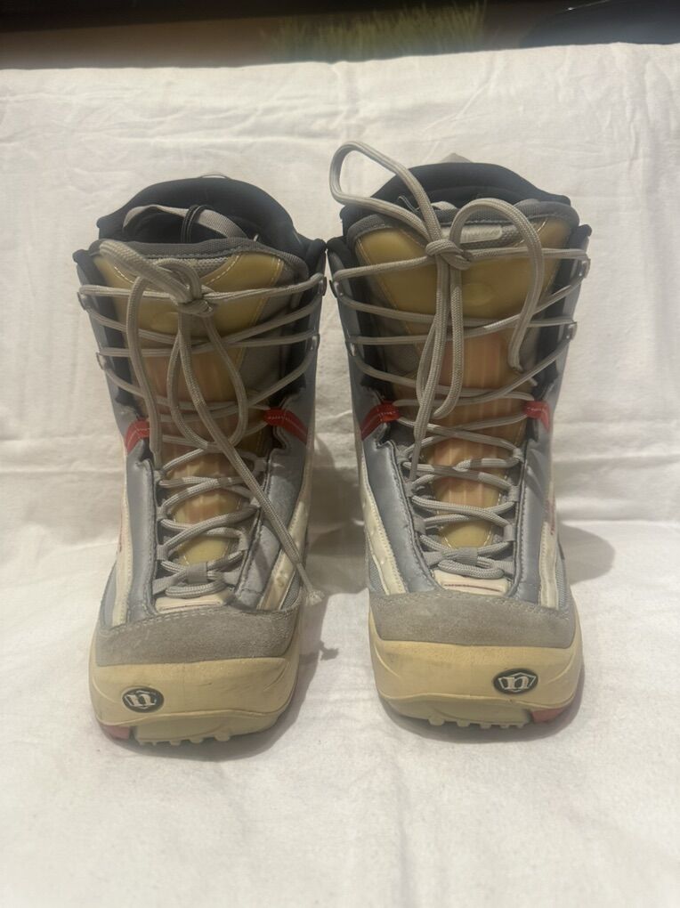 NorthWave Women’s 6.5/Youth 5 Snowboard Boots