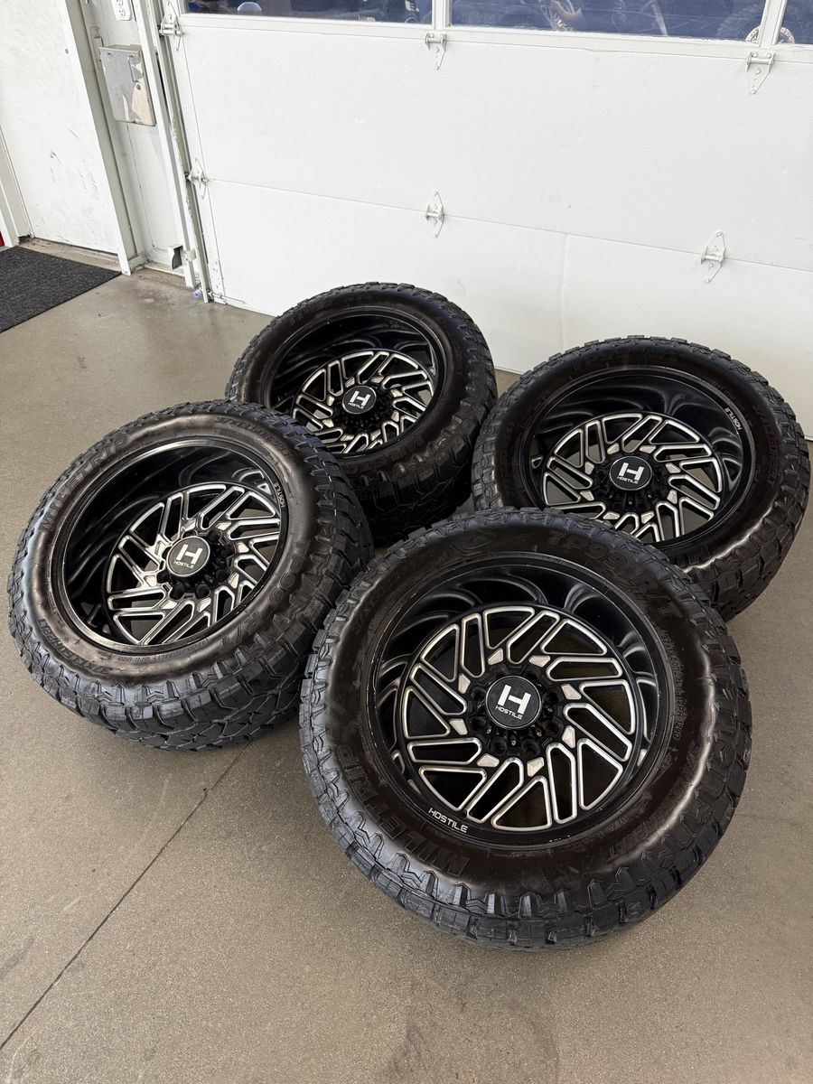 22x12 Hostile "sprokets"/ 37x13.50r22 Tires 8x170