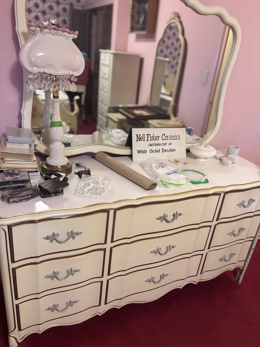 Vintage Dresser w/Mirror