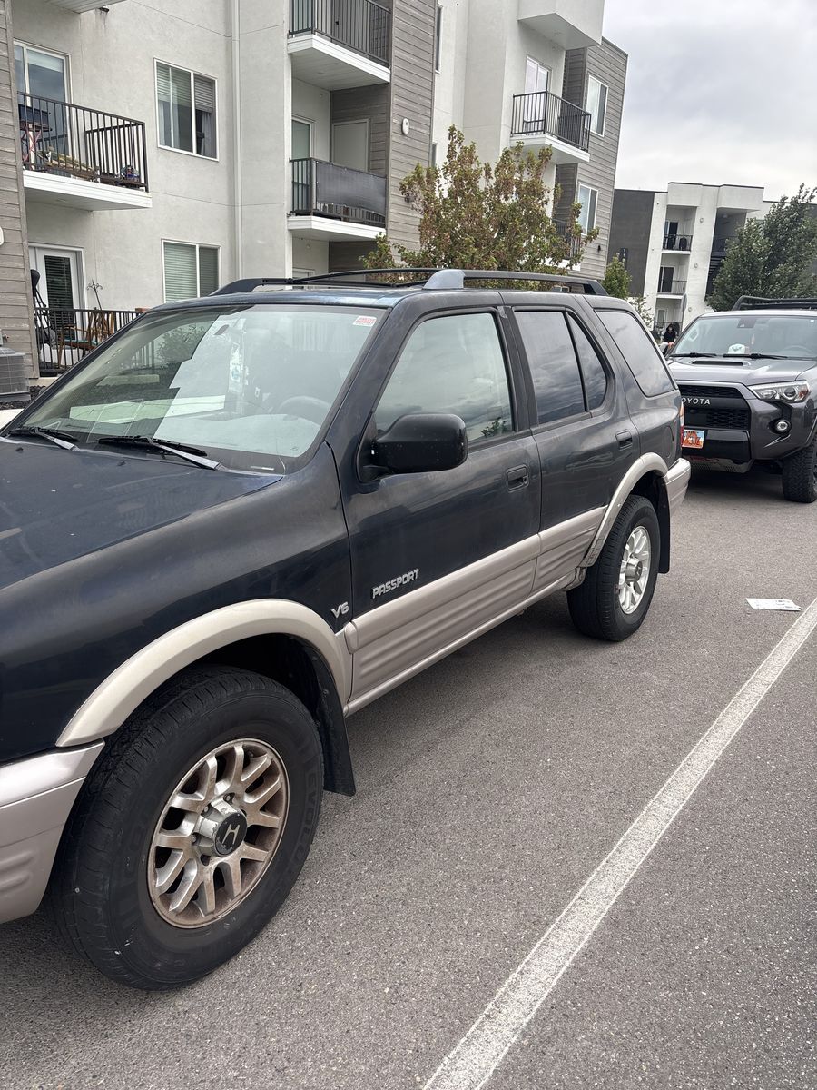 Honda Passport V6 SUV - Dark Blue/Tan Two-Tone