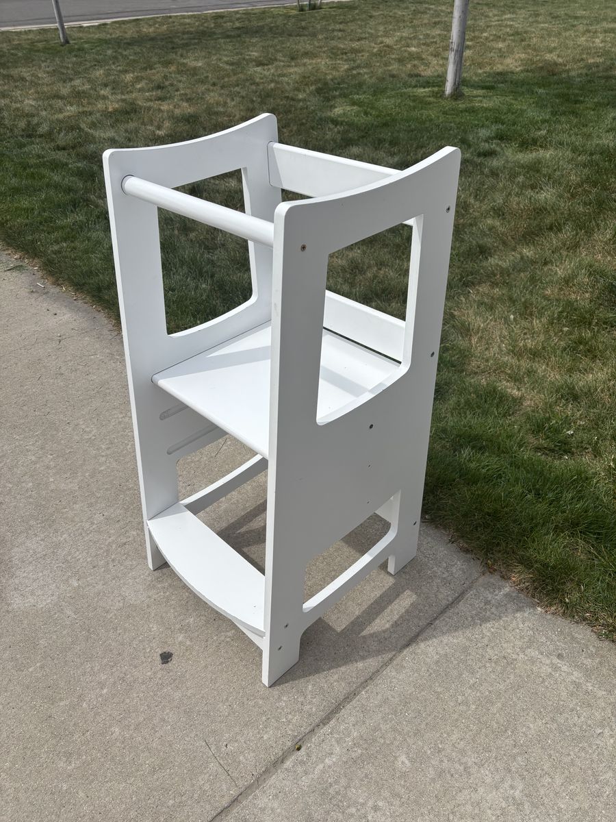 Toddlers Kitchen Step Stool with Safety Rail Kids Wooden Standing Tower Mothers' Helper Solid Wood White