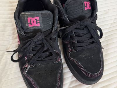 DC Shoes Black & Pink Skate Shoes Women's Size 8 Used - Casual Everyday Wear