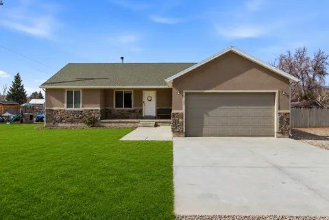 home 4 sale in Manti Large lot