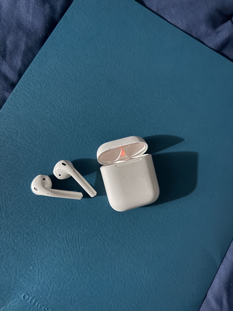 Apple AirPods 2nd Gen with Charging Case - White