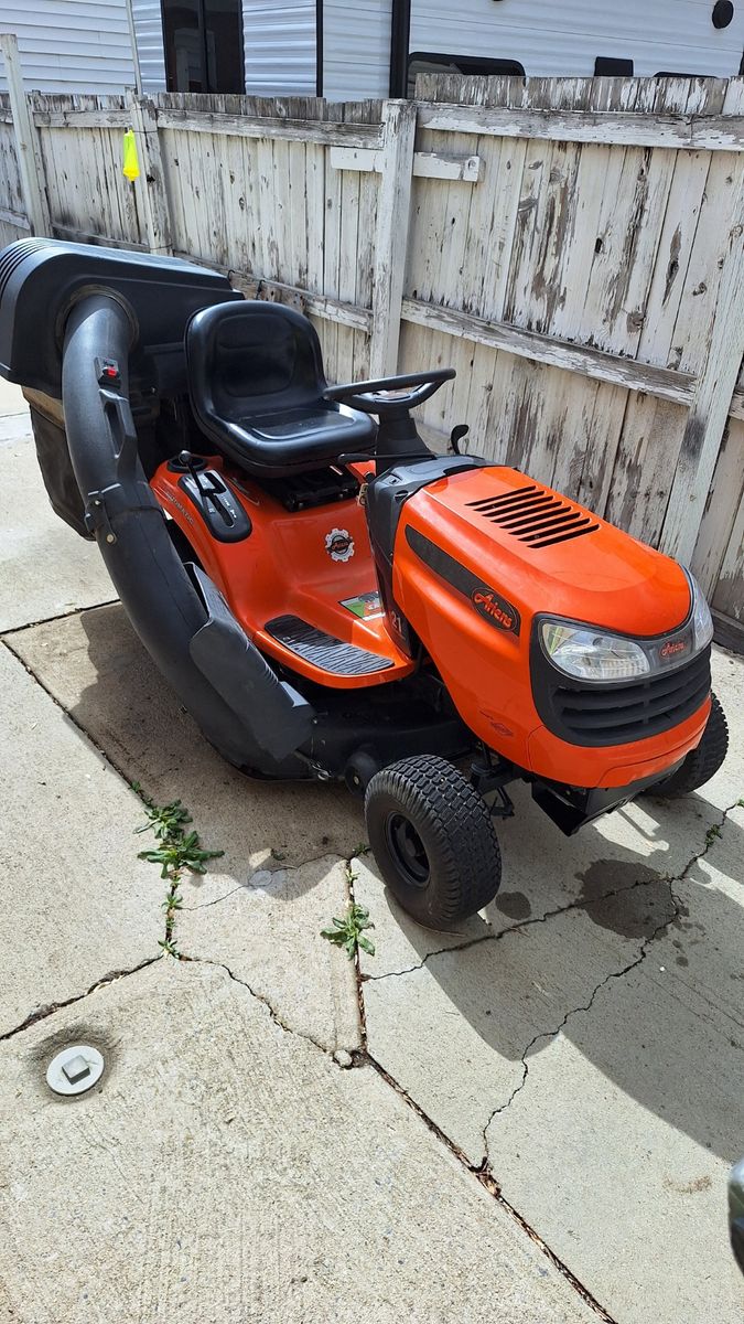 Riding Lawn Mower / Lawn Tractor with Utility Trailer