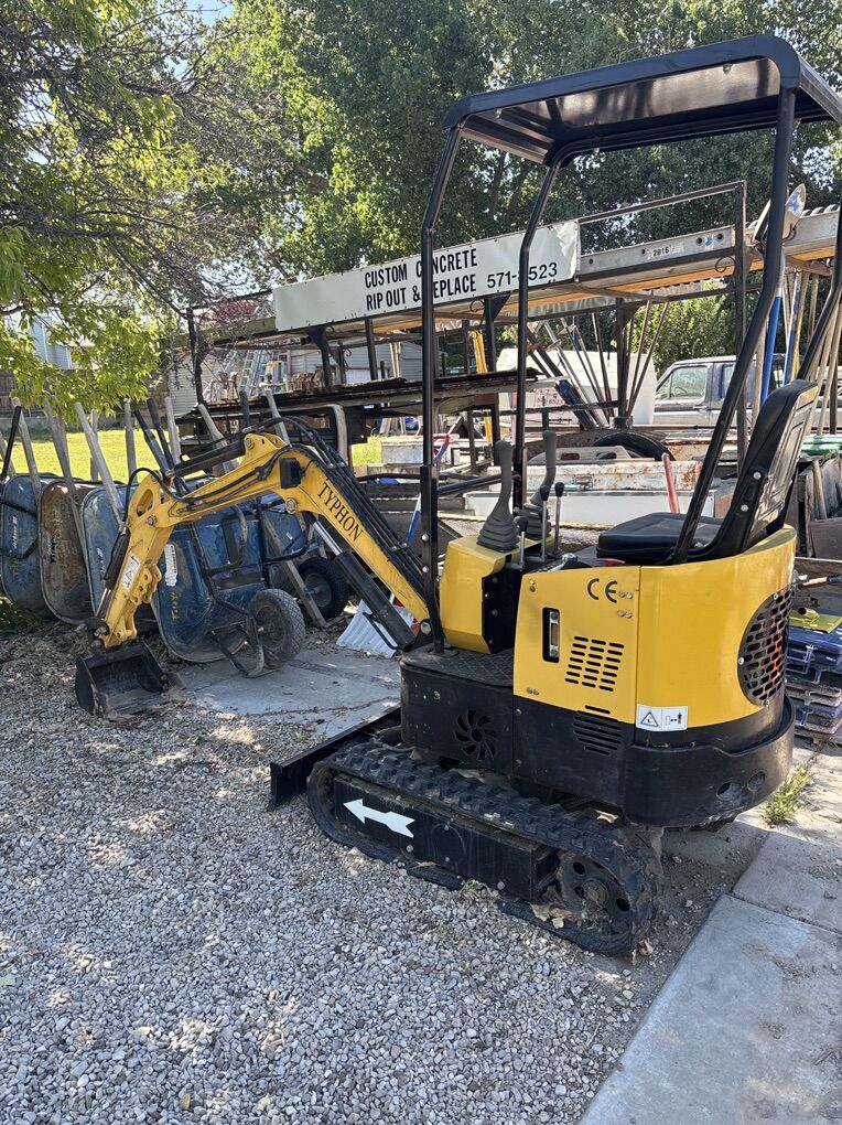 TYPHON Mini Excavator