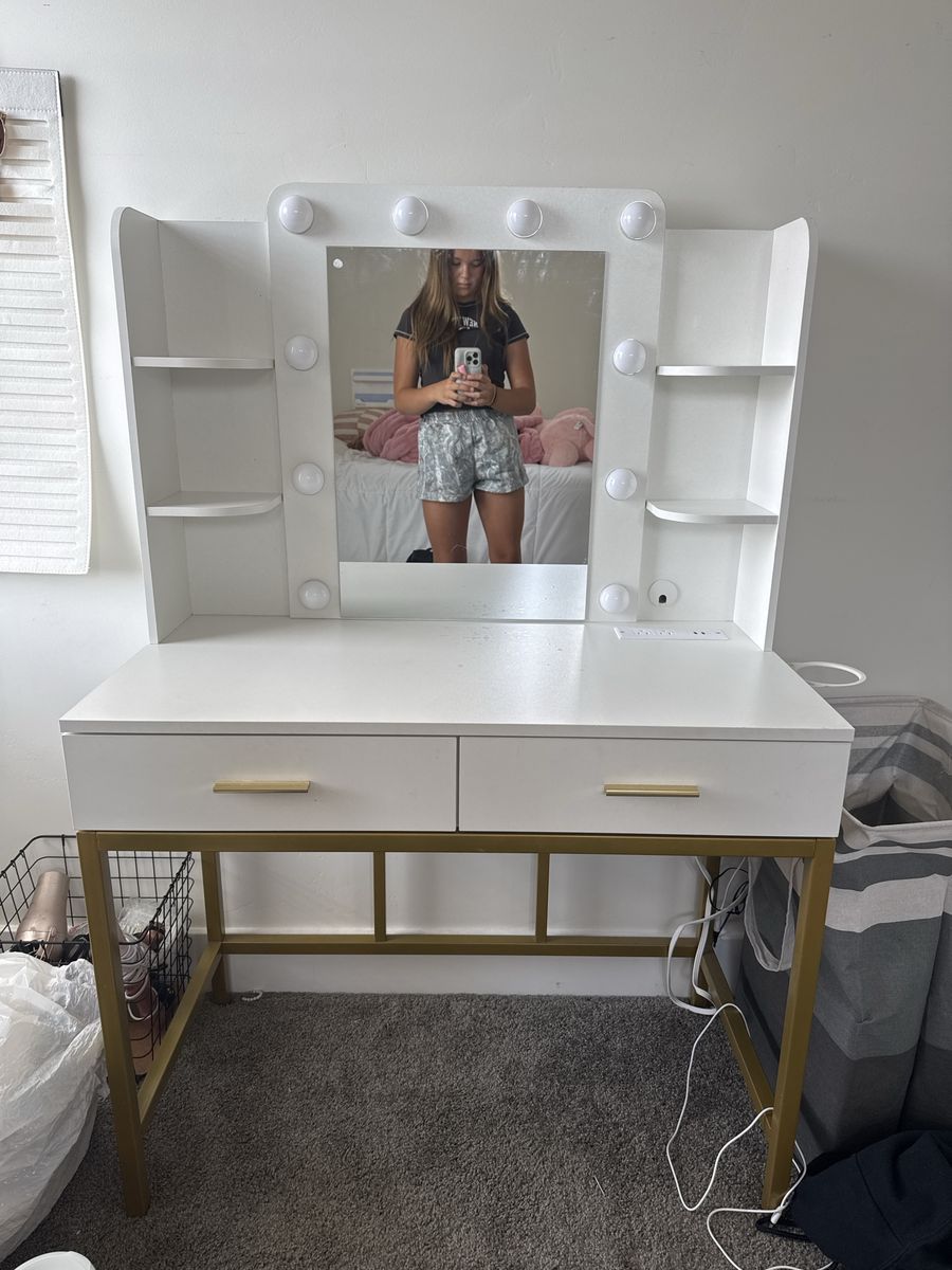 Makeup vanity