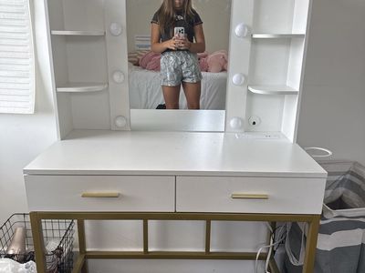 Makeup vanity