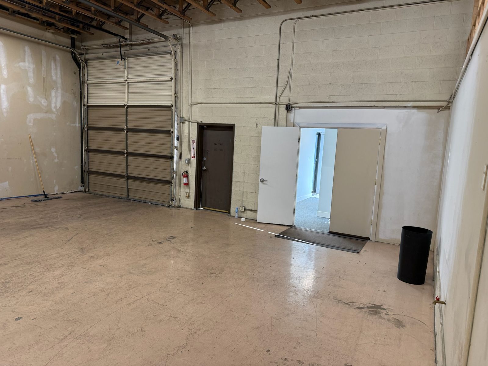 Office/Warehouse w/ Yard & Signage | 2,925 SF | Central Salt Lake Location