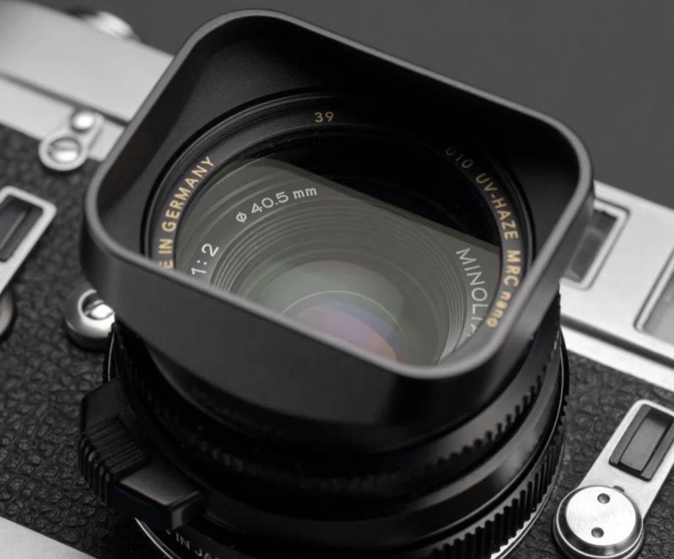 Minolta Rokkor 40mm F2 + Hood (Leica M Mount)