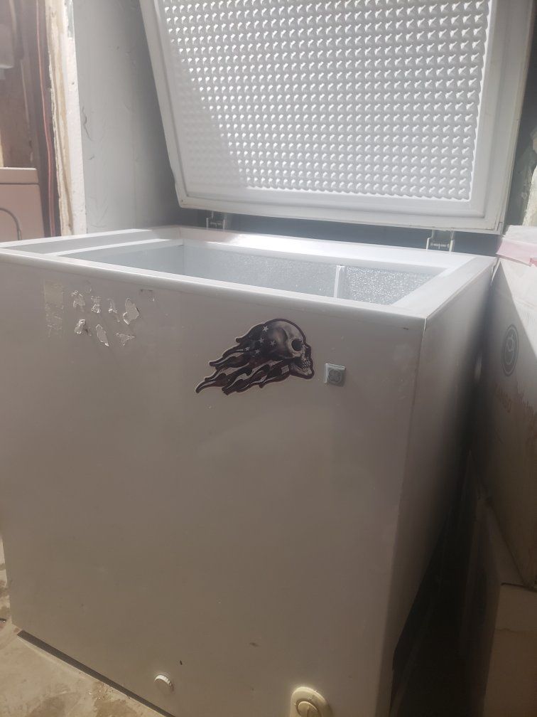 White Chest Freezer - Used Good Condition - Efficient Storage Solution