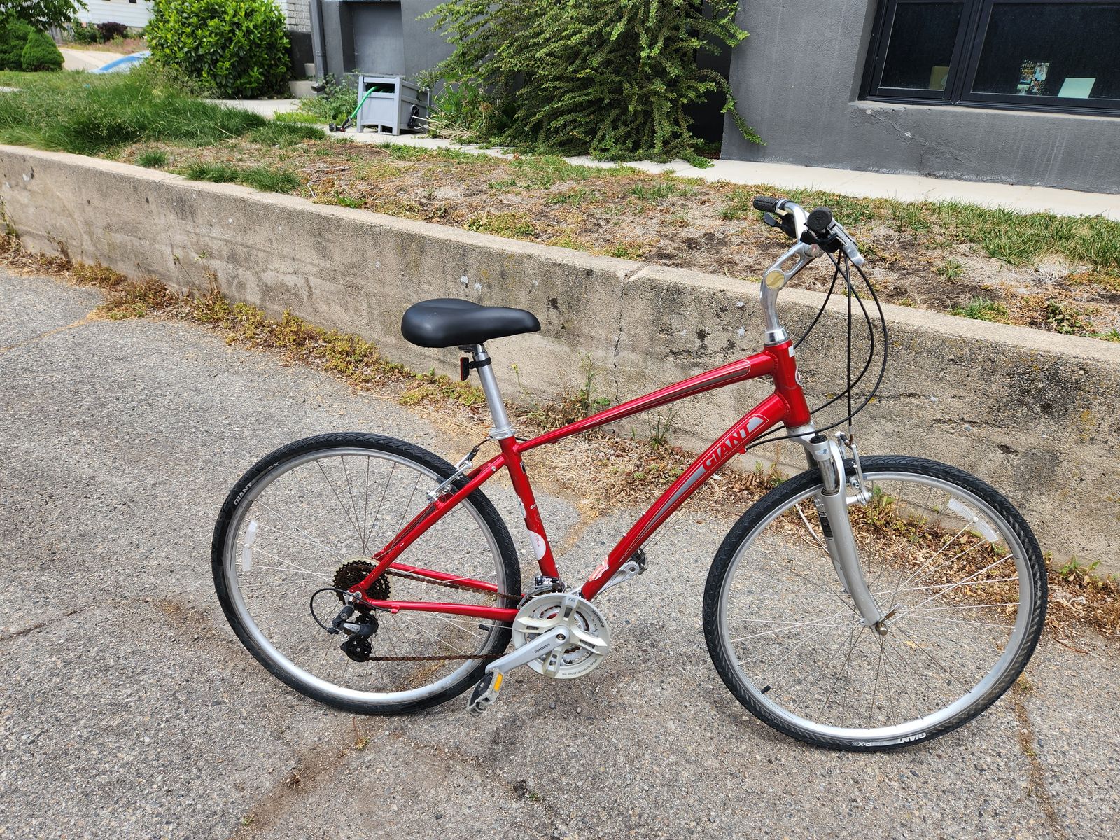 Giant DX 21 speed bike, medium sized, aluminum frame, 700 cc tires, works perfect.