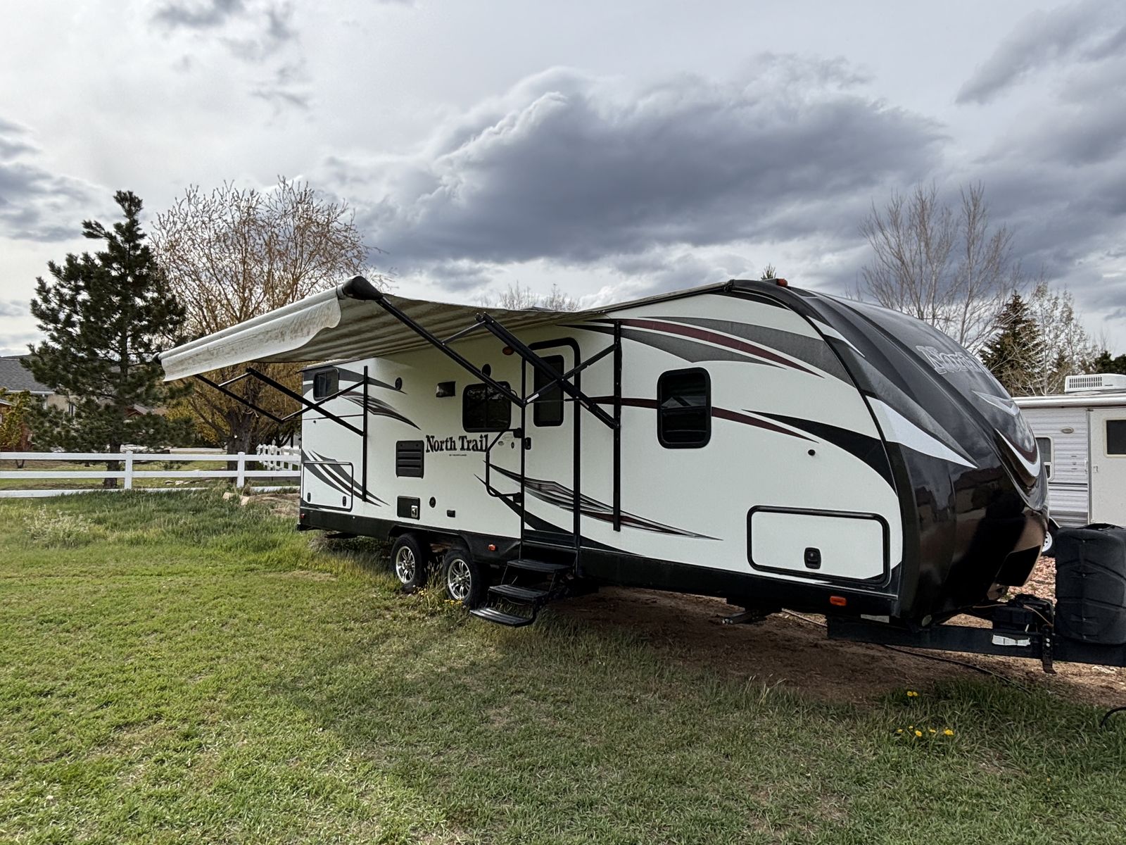 2017 Heartland North Trail 26DBSS Travel Trailer - 26ft, Sleeps 8, AC, Awning, Slide-Out