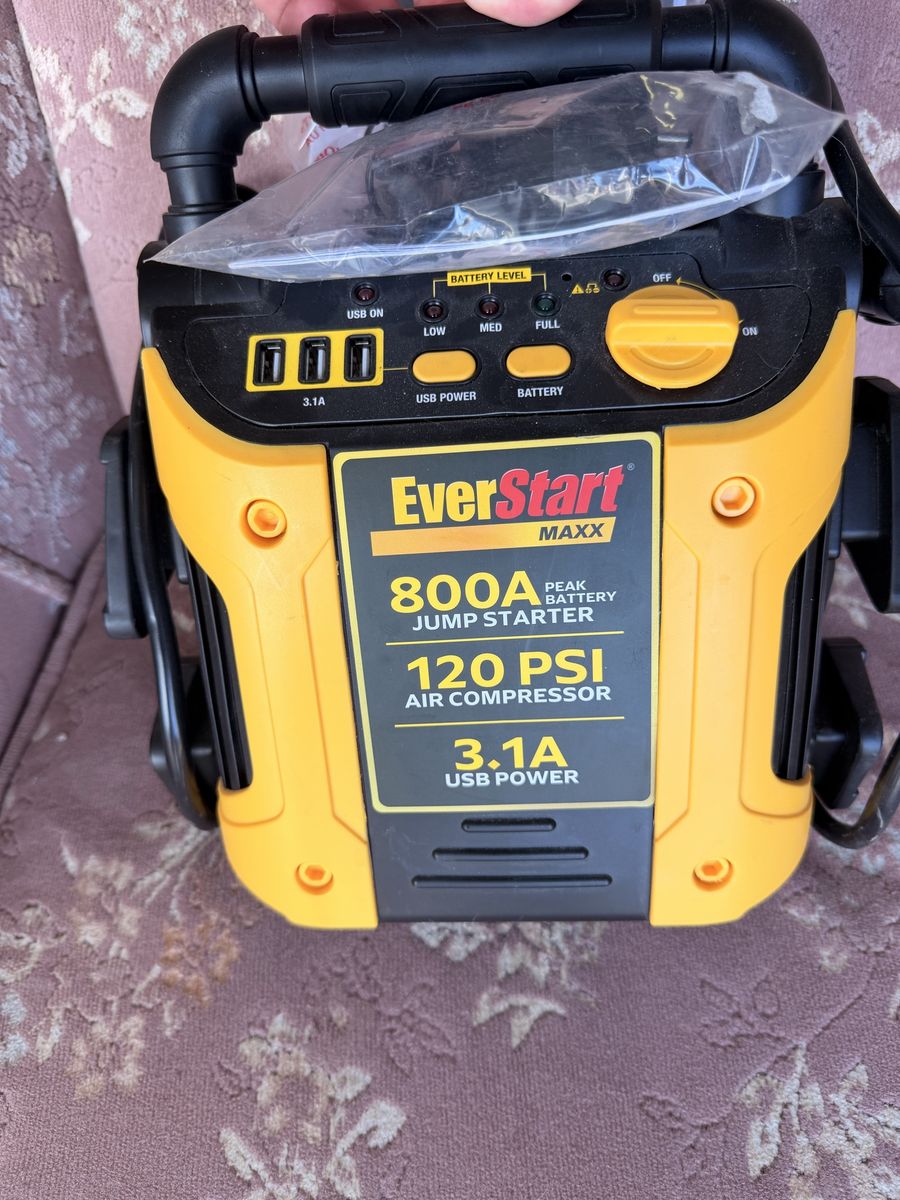 EverStart Maxx 800A Peak Battery Jump Starter with 120 PSI Air Compressor