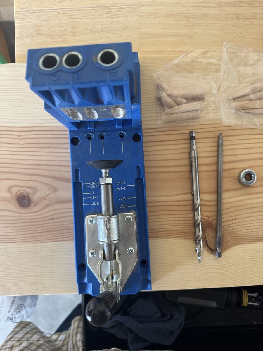 Kreg Jig K4 Pocket-Hole System Woodworking Joinery Tool with Drill Bits and Plugs
