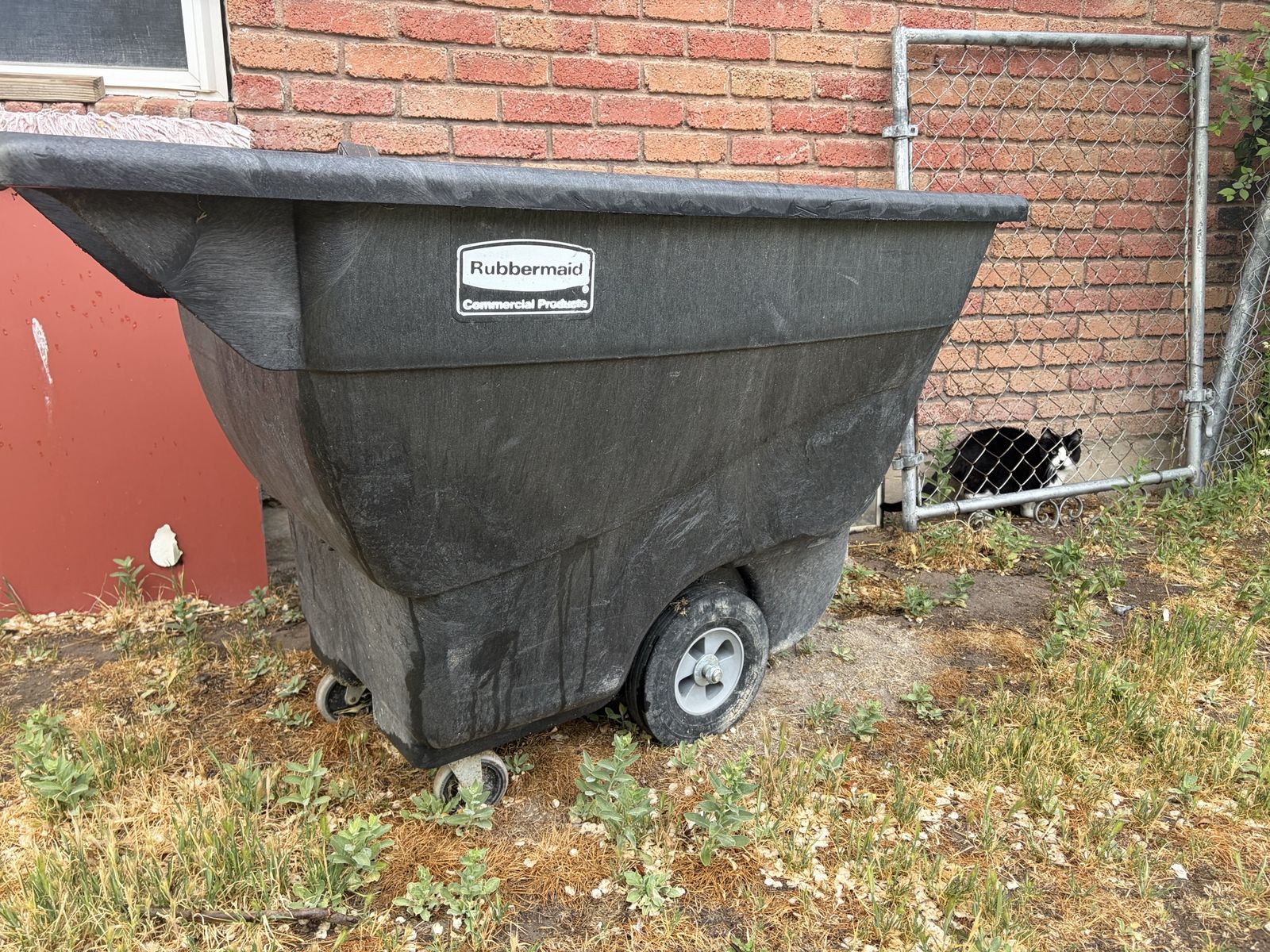 Rubbermaid commercial hauler