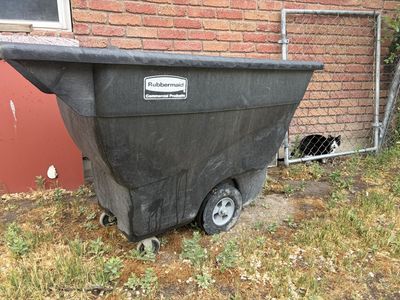 Rubbermaid commercial hauler