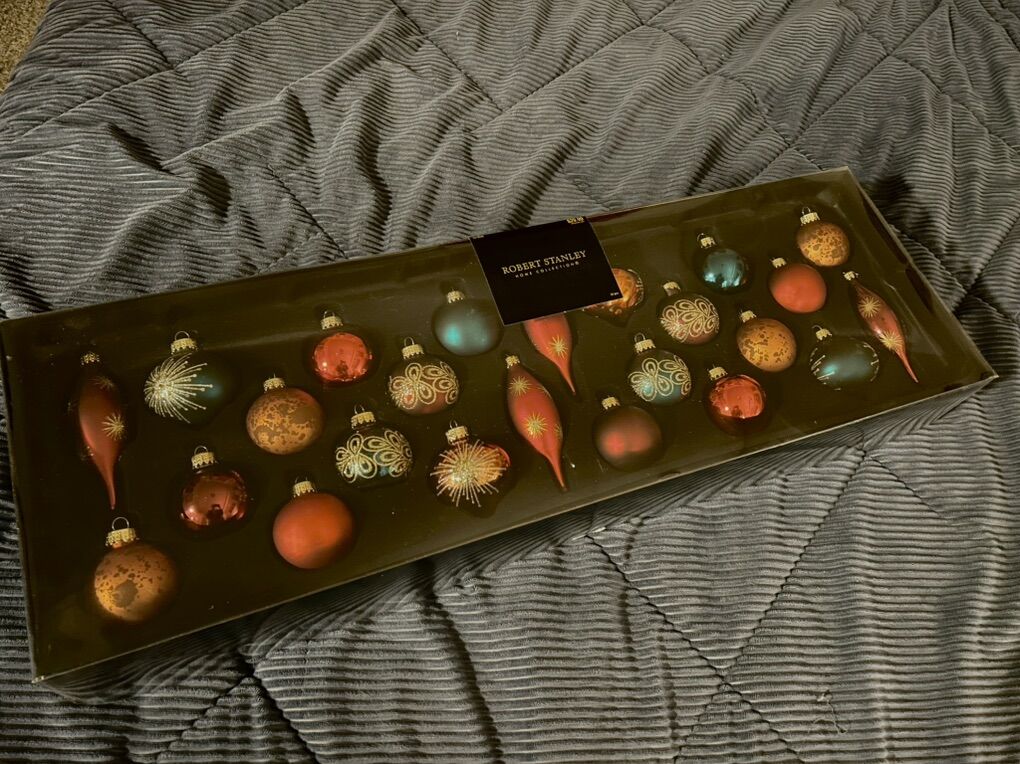 *Unopened*Pretty Christmas Ornament Set