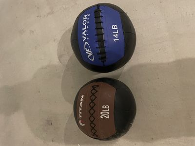 Valor Fitness 14LB & Titan 20LB Medicine Balls - Wall Balls for Strength & Cardio Training