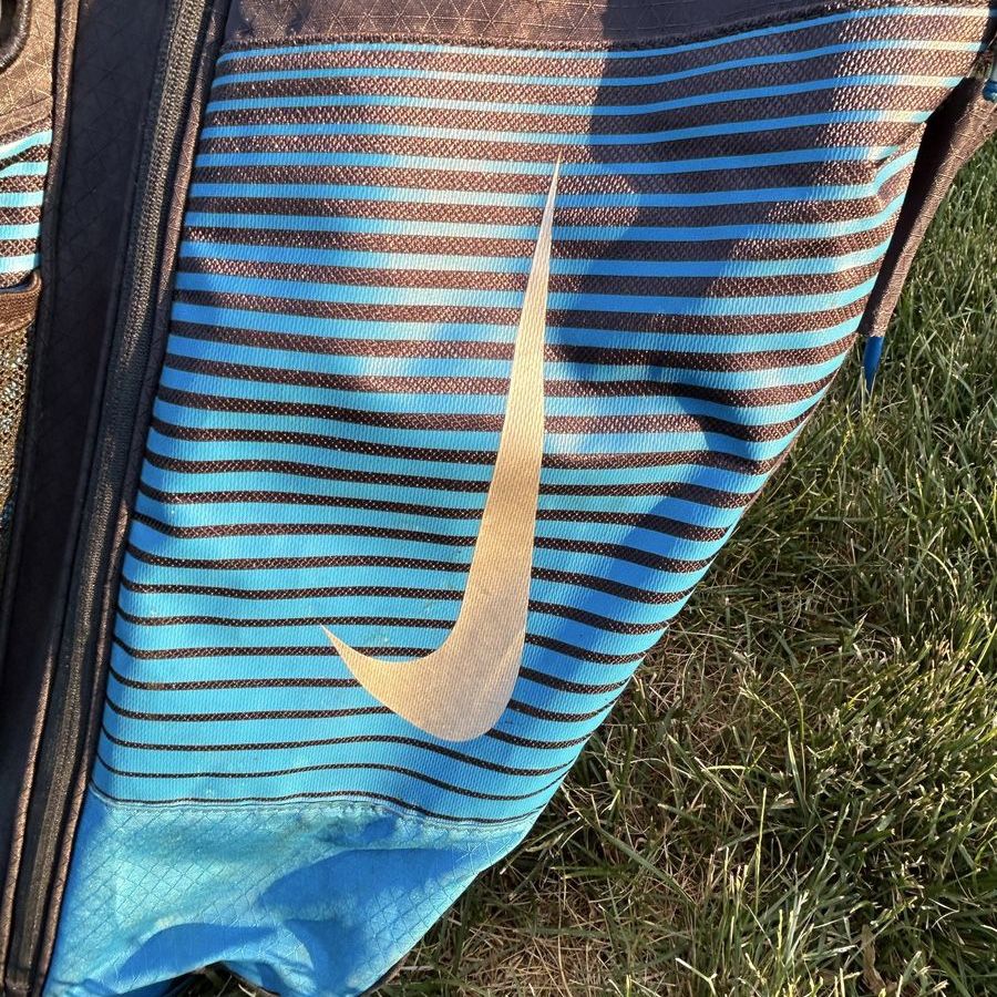 Nike Golfbag - with stand and modern divider.