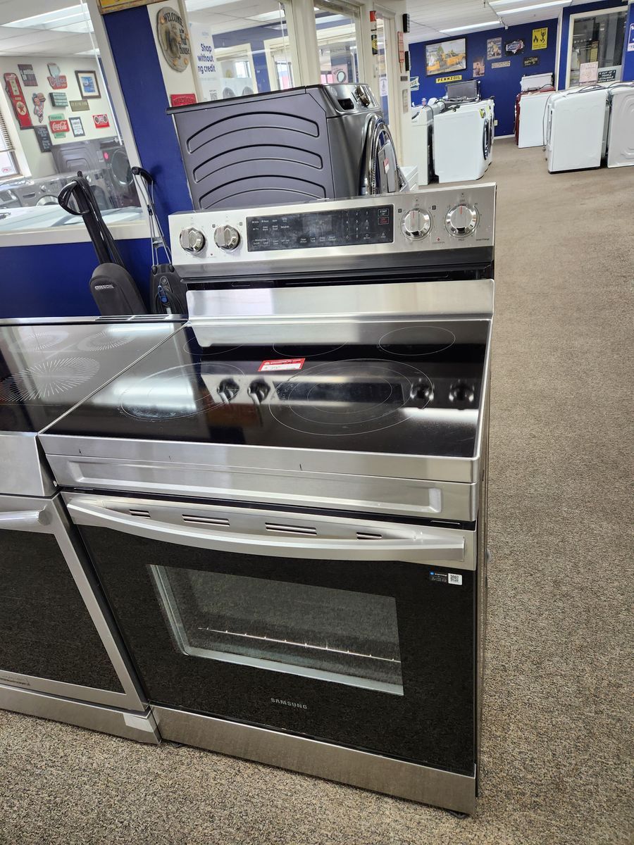 GREAT SAMSUNG STAINLESS STEEL GLASS TOP RANGE! W-CONVECTION
