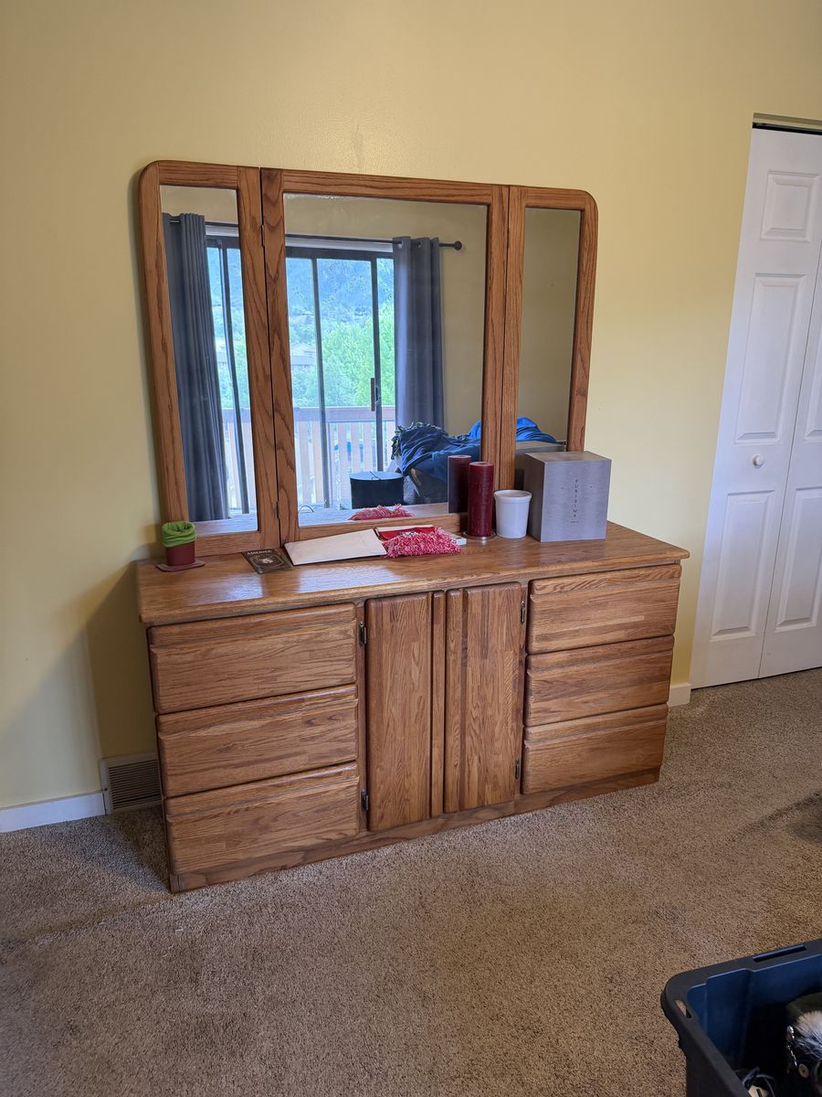 Solid Oak Dresser with Mirror – Excellent Condition