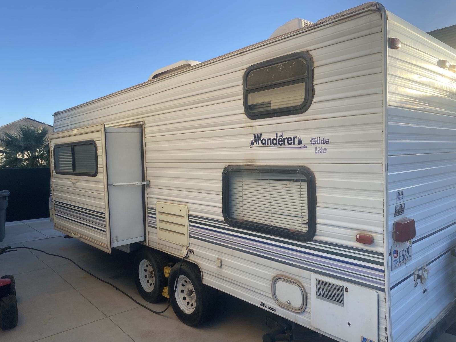 1999 Thor Wanderer Glide Lite 23 ft Travel Trailer with Slide-Out