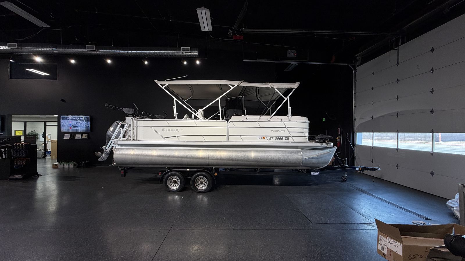 2022 Sweetwater 2386 FS Tri w/ Yamaha 150hp & 9.9hp 31hrs