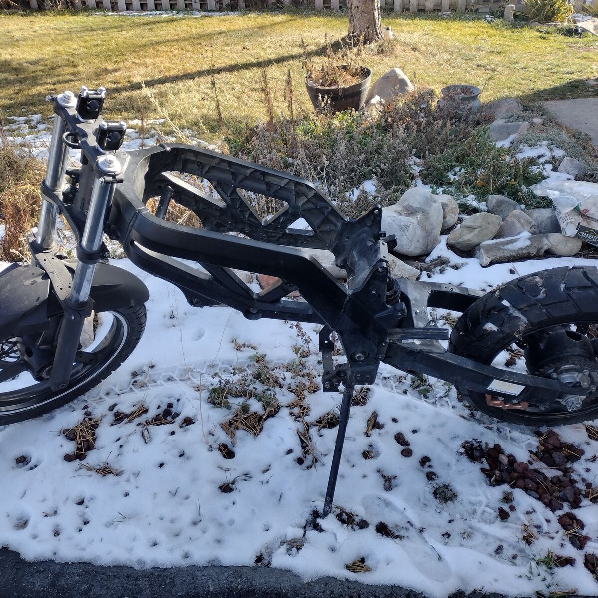 2006 Suzuki SV1000 rolling frame
