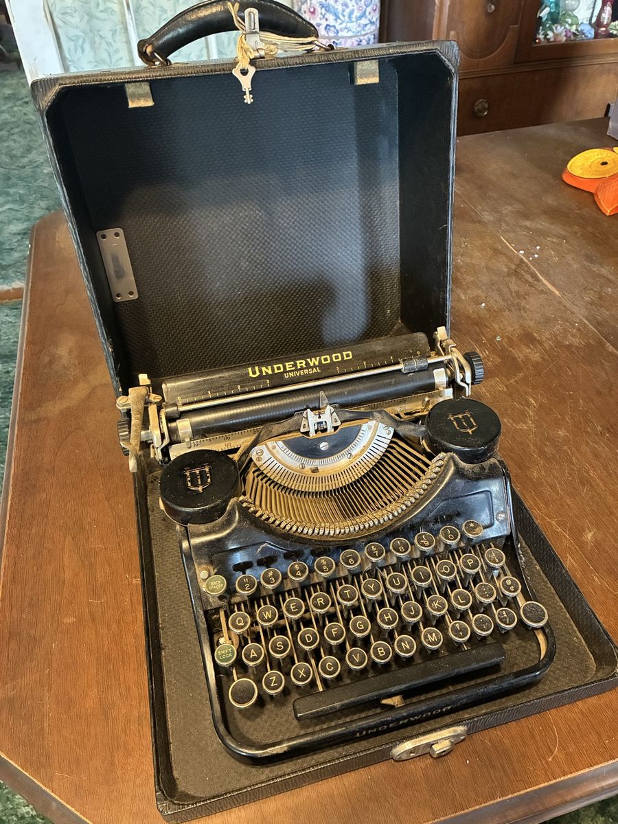 Vintage Underwood Universal Typewriter with Case - Classic Manual Typing Machine