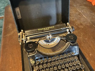Vintage Underwood Universal Typewriter with Case - Classic Manual Typing Machine
