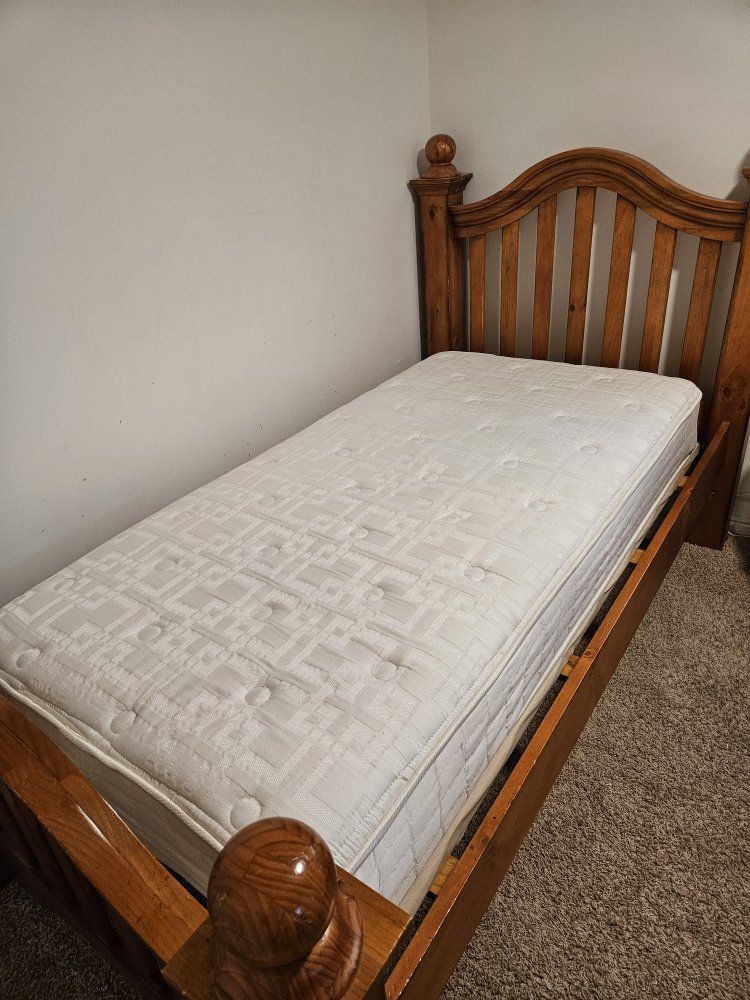 Twin solid wood bunk bed / twin bed