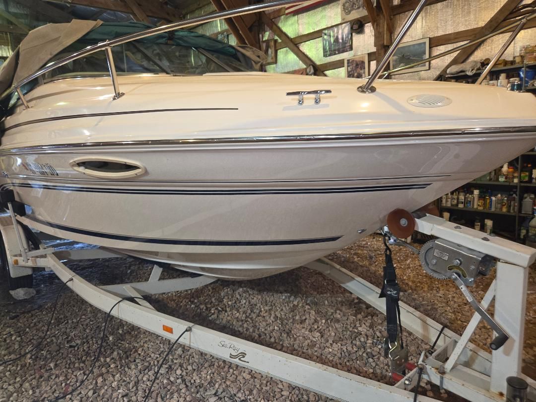 Sea Ray 220 Overnighter 22ft Bowrider Cabin w/ Trailer. Well maintained and in Incredible condition - only 125 hours for a 1998.