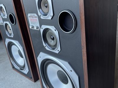 Vintage 2 Speakers system.